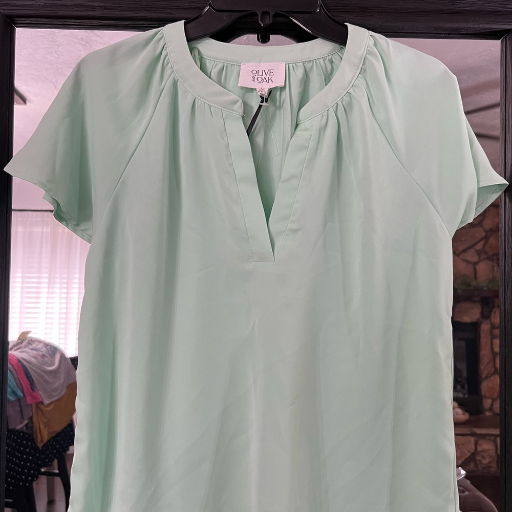Olive and Oak blouse size Medium. NWT